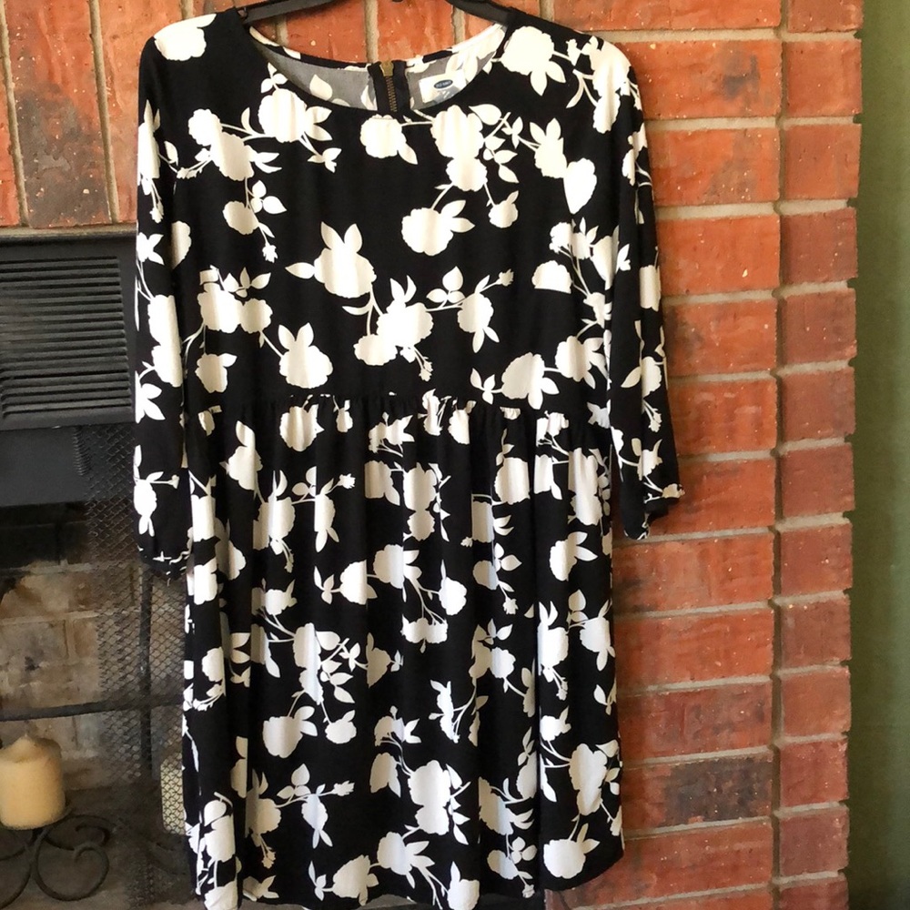 Bk/white mini dress w empire waist, 3/4 sleeve